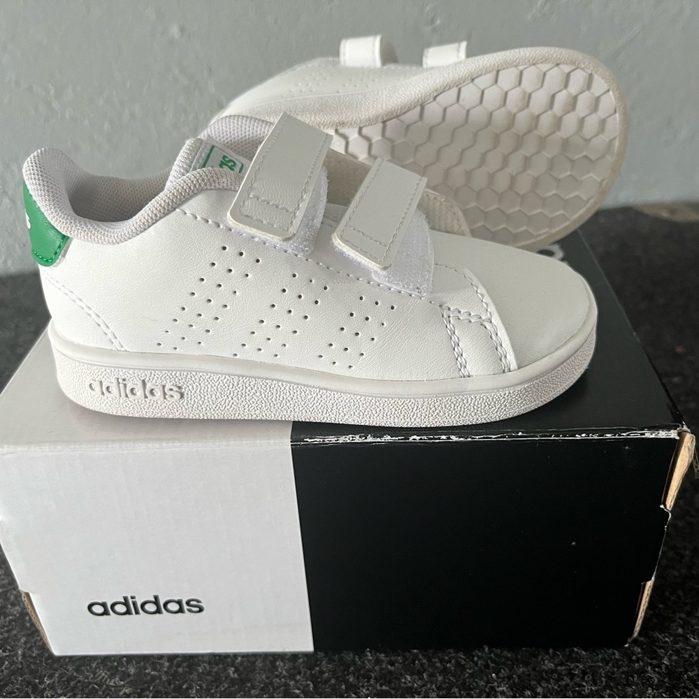 Kids Adidas tennis sneakers, in great condition, size 6K